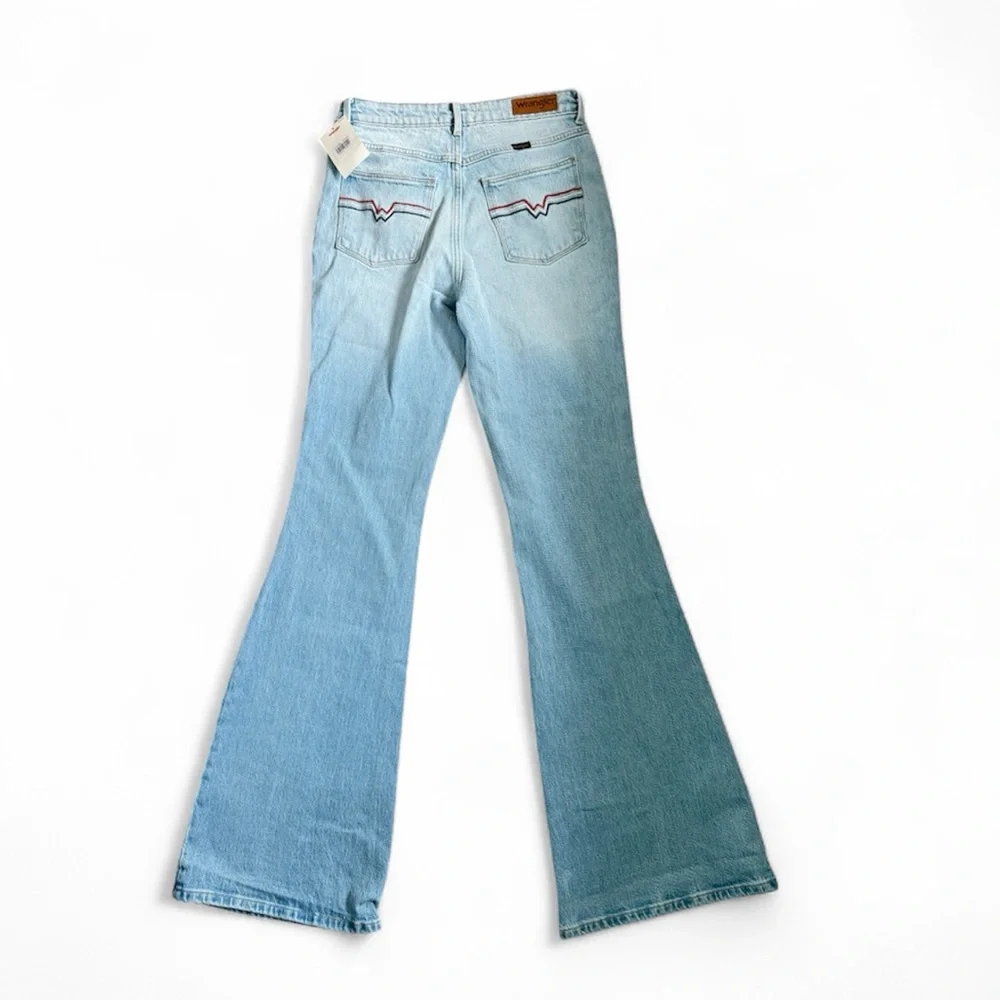 NWT! Wrangler Retro Y2K Light Wash High Rise Flared Curve-Hugging Jeans 4/27x34 - Picture 6 of 8